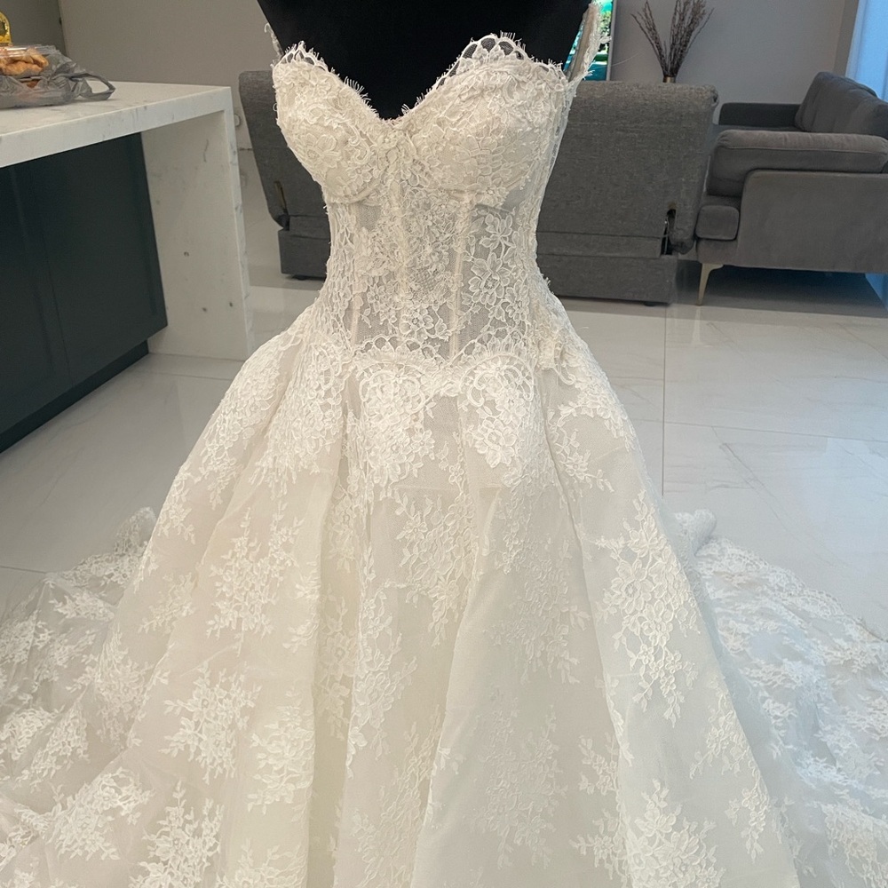 Monique Lhuillier Alexandra White Lace Wedding Dress - Picture 10 of 16